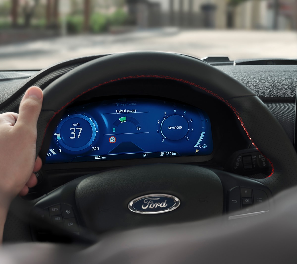 Ford Fiesta. Vue détaillée de l’intérieur, volant avec tableau de bord numérique à l’arrière-plan.