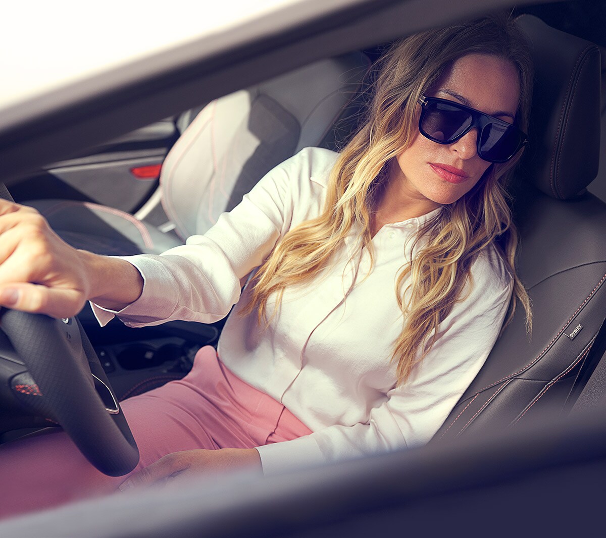 Ford Fiesta. Vue intérieure. Une femme est assise sur le siège conducteur avec la porte ouverte de son côté.