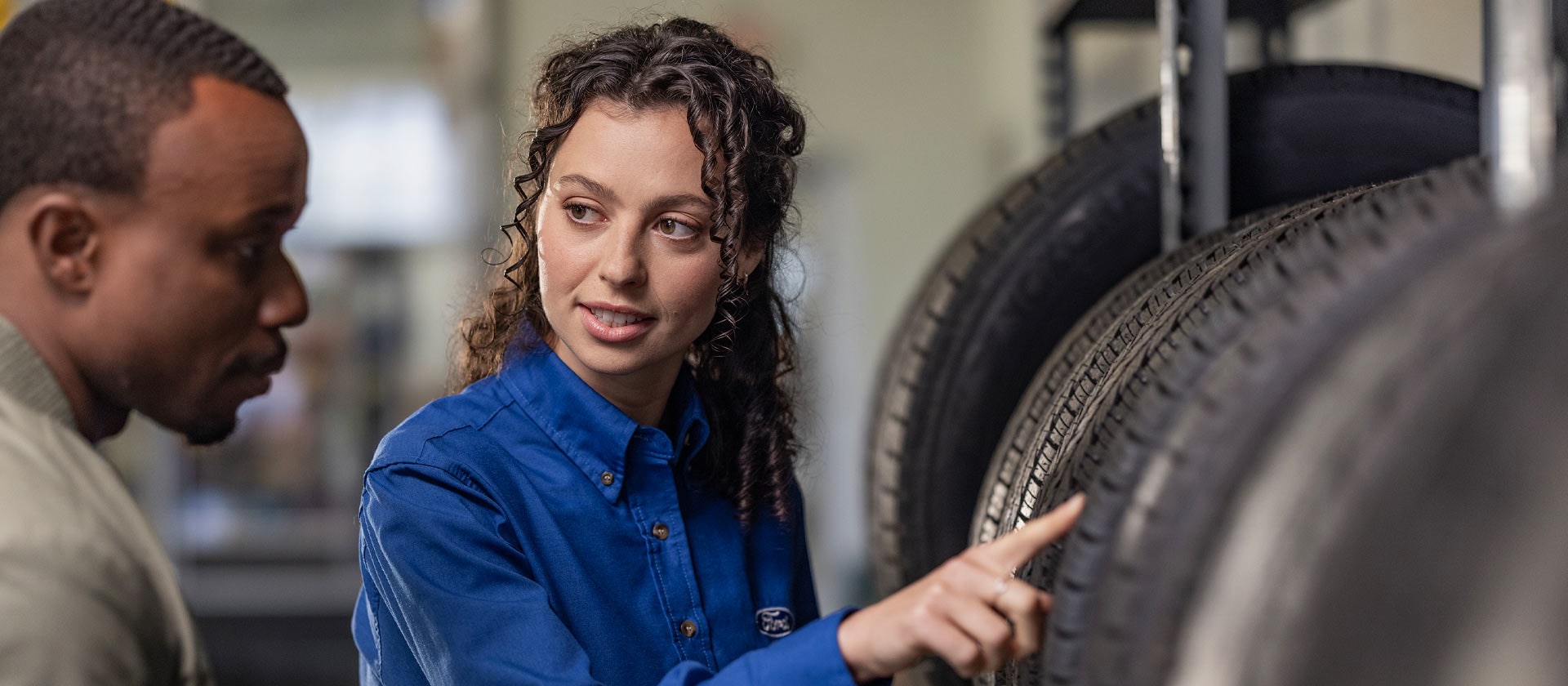Réparatrice Ford conseille un client sur des pneus de Fiesta neufs.