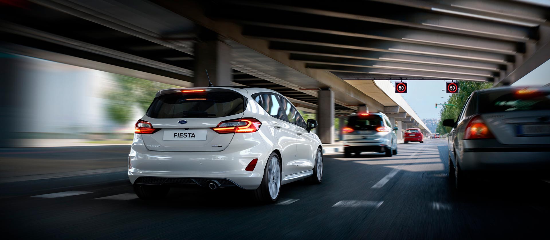 Ford Fiesta Trend Cool & Connect roulant sur l’autoroute.