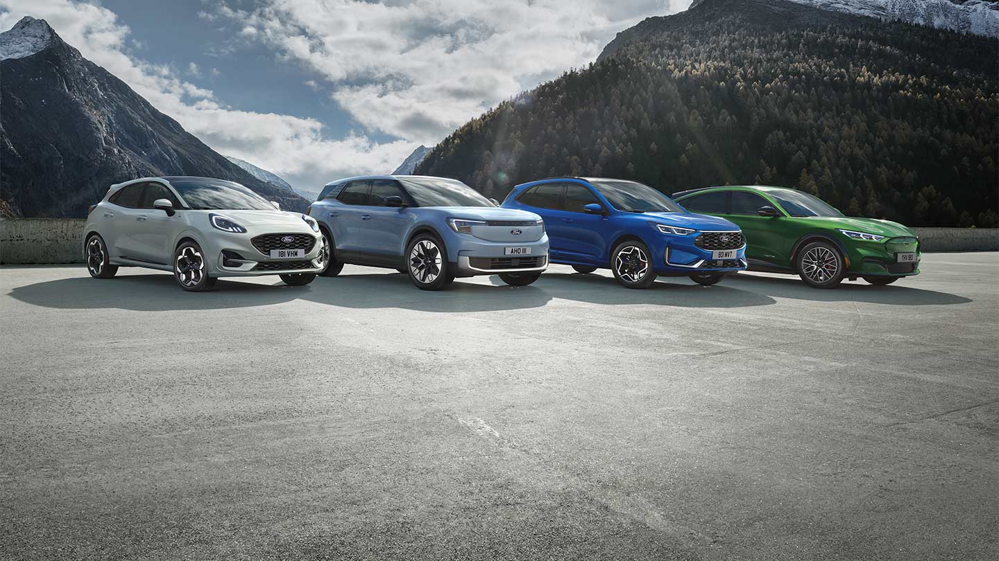 Divers véhicules de remplacement pour la Ford Fiesta, dont un Ford Puma, un Ford Explorer électrique et un Ford Kuga.