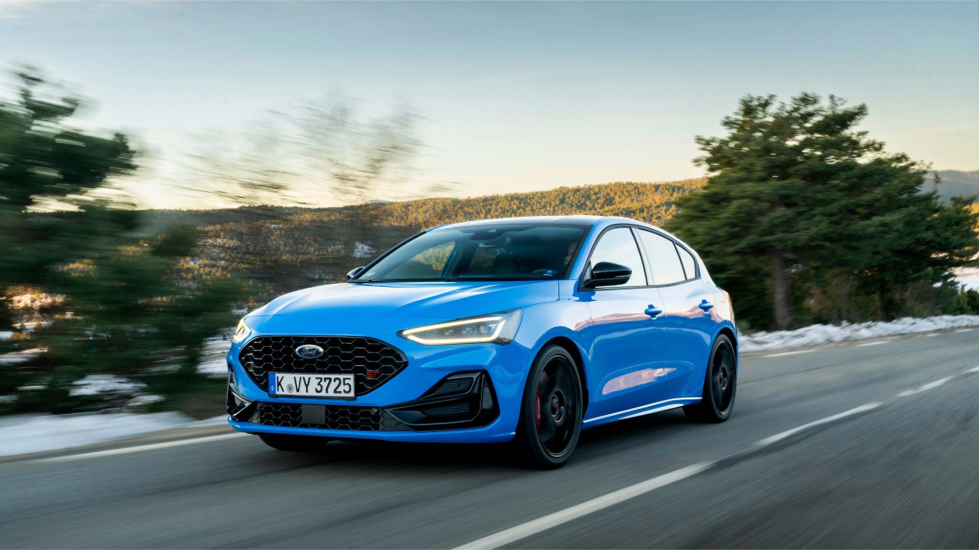 Ford Focus ST de couleur bleue, vue de face.
