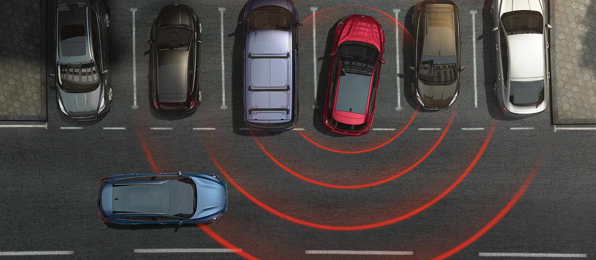 Un graphique en vue aérienne montre une série de places de stationnement. Dans une Ford Focus rouge qui sort d’une place en marche arrière, des lignes de radars suggèrent un avertissement pour signaler une source de danger à proximité.