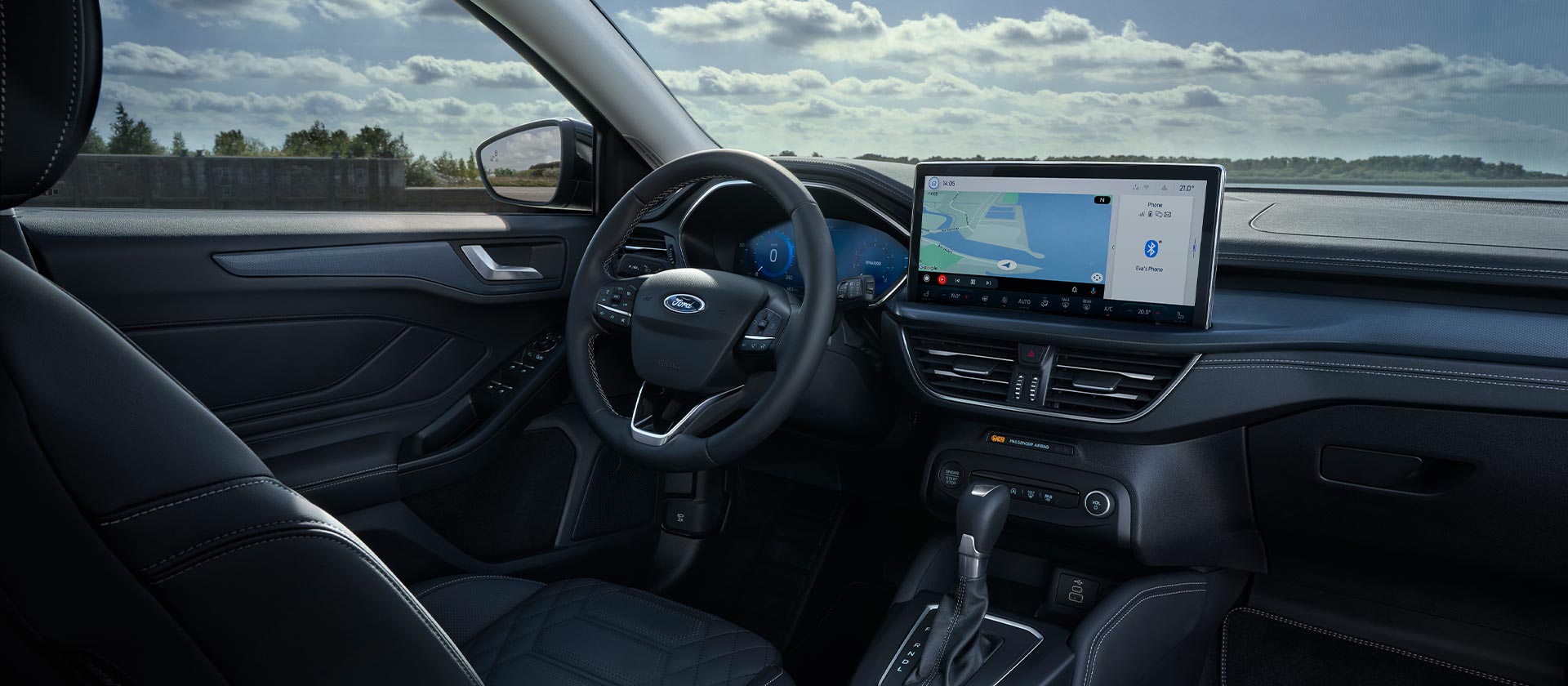 Vue intérieure de la Ford Focus montrant la planche de bord, l’écran d’infodivertissement avec navigation et le volant.