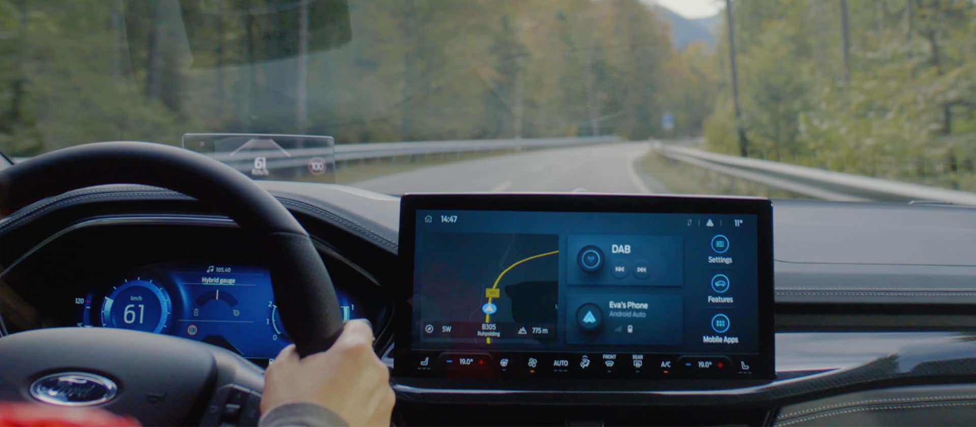 Planche de bord Ford Focus avec système d’infodivertissement SYNC® 4 13.2 pouces, affichant la navigation et la radio sur l’écran tactile.