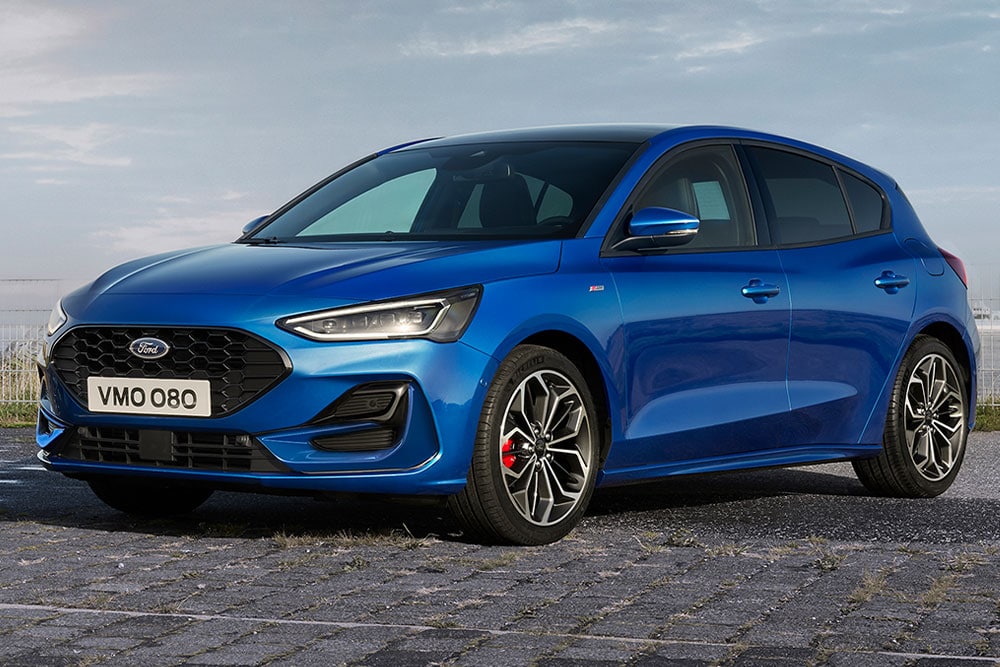 Une Ford Focus ST Line à hayon de couleur bleue avec des étriers de frein rouges, garée sur une surface pavée.