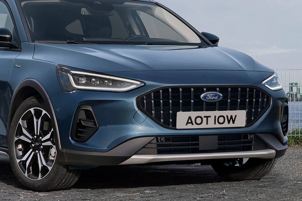 Vue de face d’une Ford Focus Active à hayon de couleur bleu foncé, avec vue rapprochée des phares et de la calandre avant.