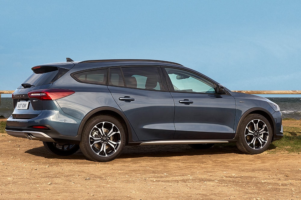 Une Ford Focus Active Turnier de couleur bleu foncé est garée sur le sable.