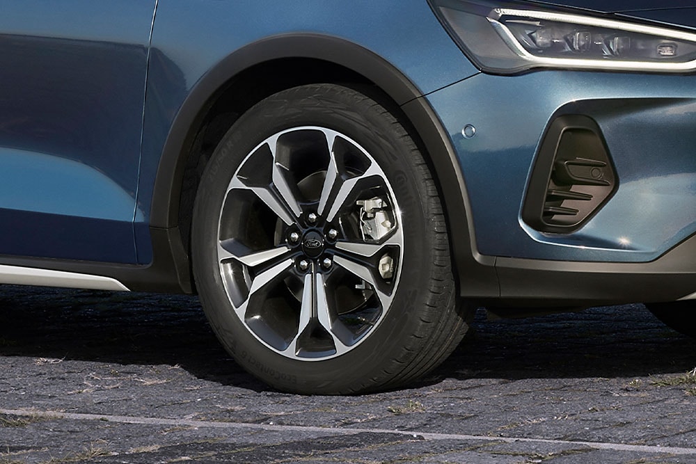 Gros plan sur les jantes en alliage d’une Ford Focus avec peinture gris foncé et argentée.