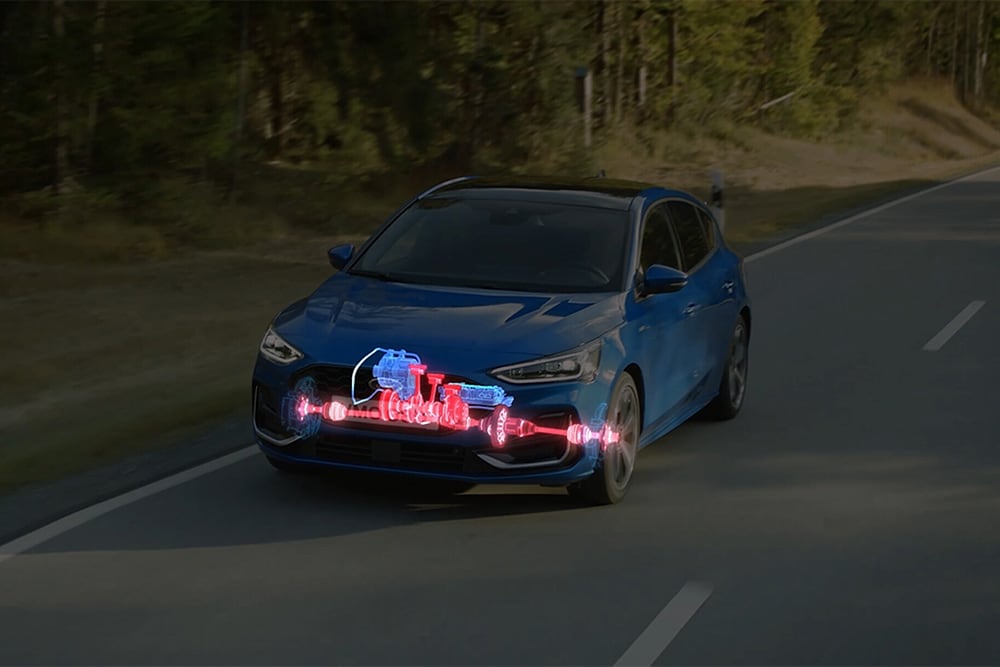 Ford Focus de couleur bleue avec un schéma illustrant le fonctionnement du système EcoBoost Hybrid à l’avant de la voiture.