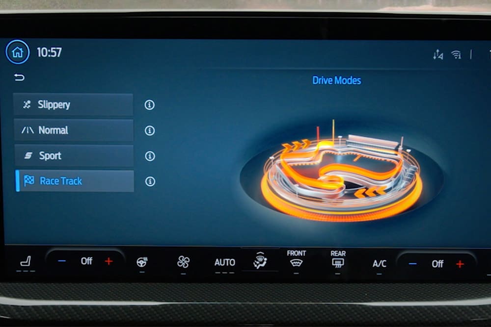 Gros plan sur l’écran tactile SYNC® 4 de 13.2 pouces de diamètre de la Ford Focus, affichant les modes de conduite sélectionnables.