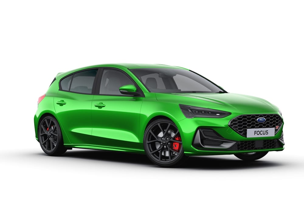 Photo en studio d’une Ford Focus à hayon de couleur Mean Green Metallic devant un arrière-plan blanc.