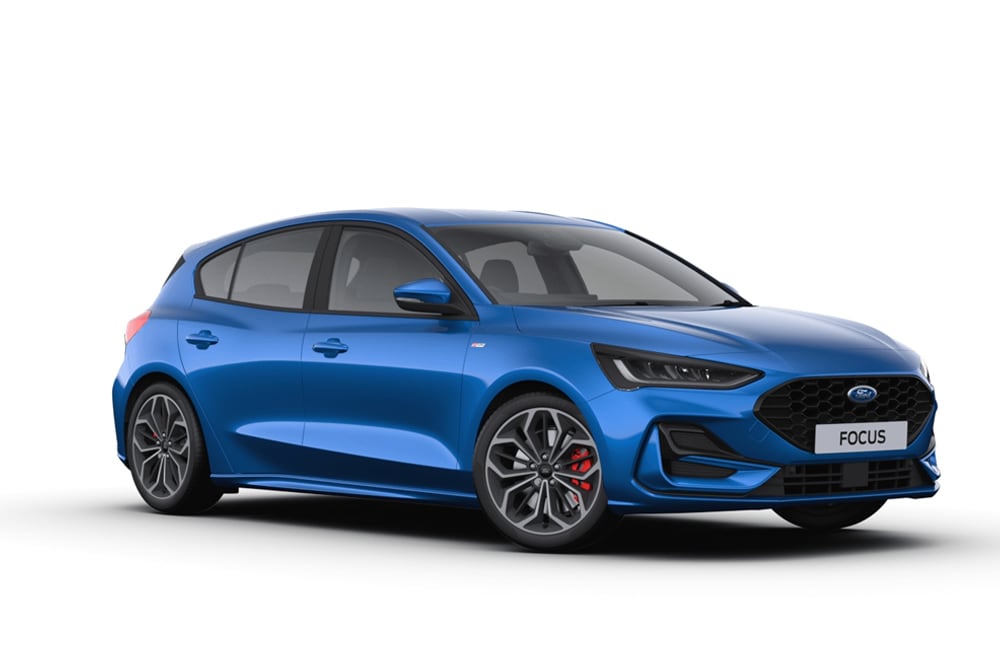 Photo en studio d’une Ford Focus à hayon de couleur bleue devant un arrière-plan blanc.