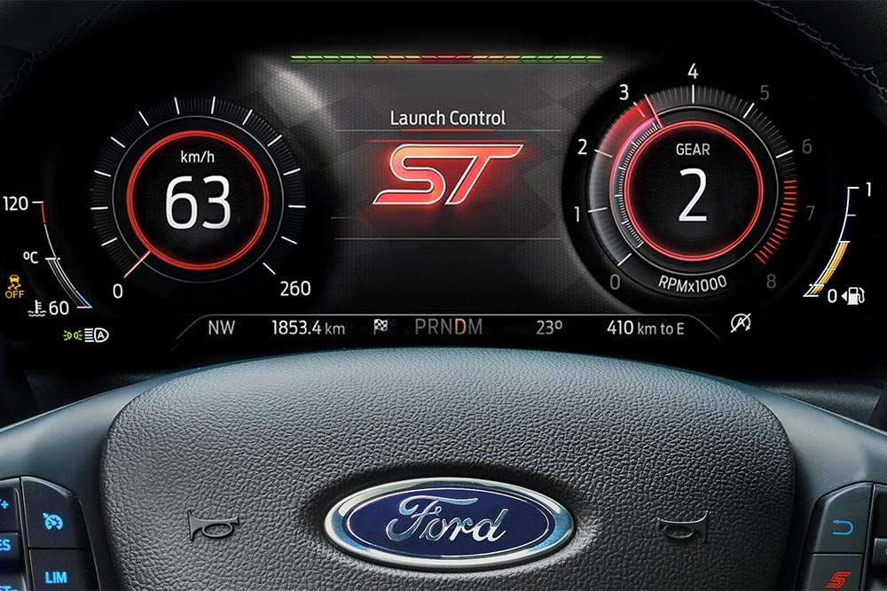 Gros plan sur le combiné numérique 12.3 pouces de la Ford Focus ST avec Launch Control.