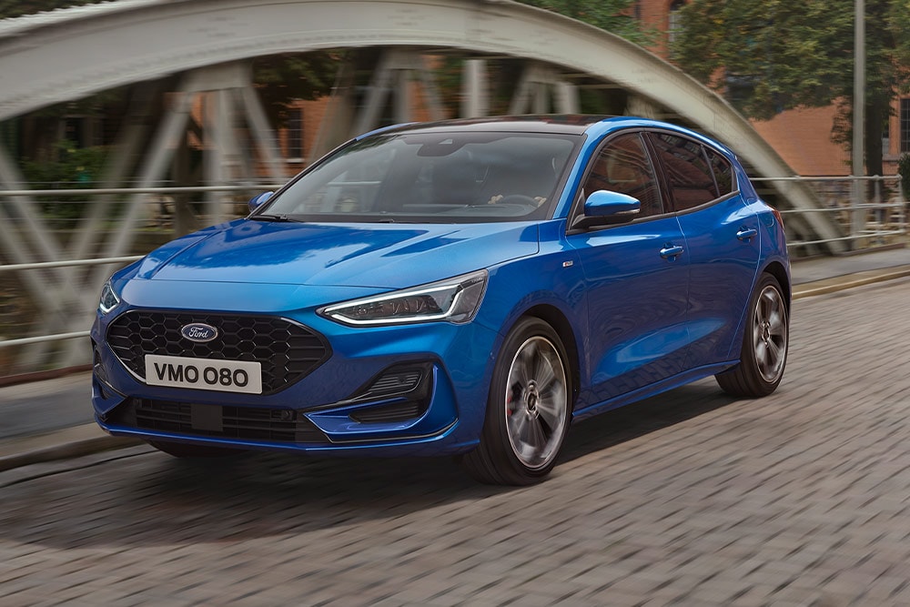Une Ford Focus à hayon de couleur bleue traverse un pont.