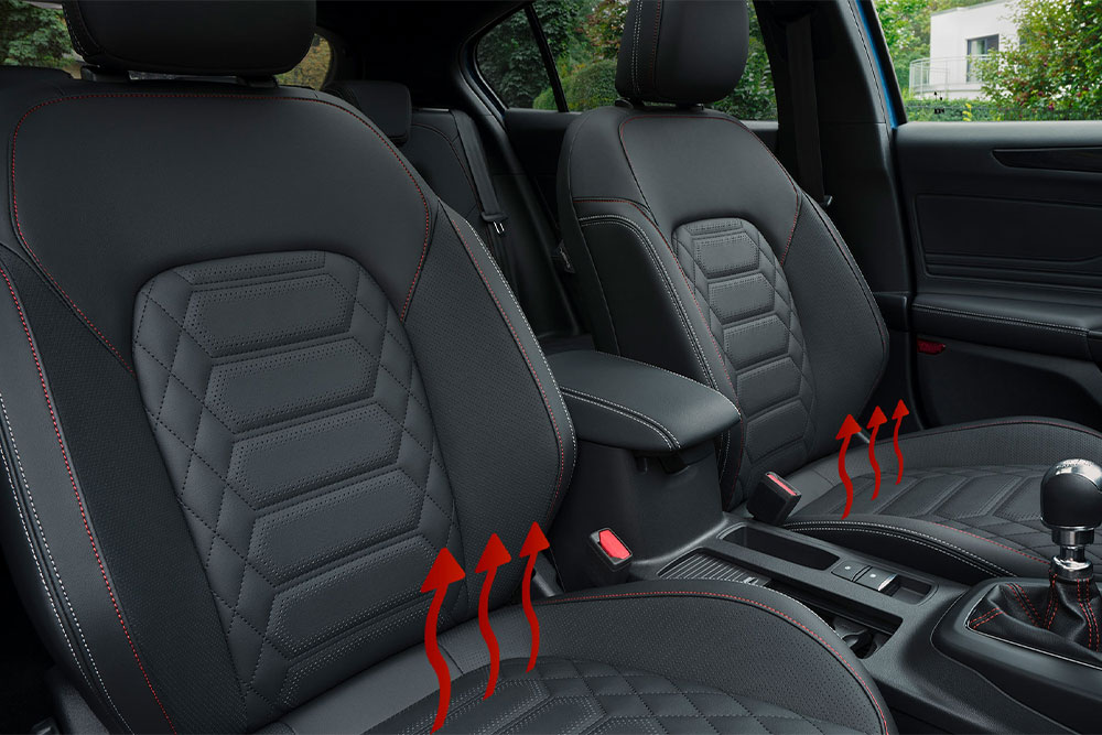 Des flèches rouges sortent des sièges avant d’une Ford Focus.