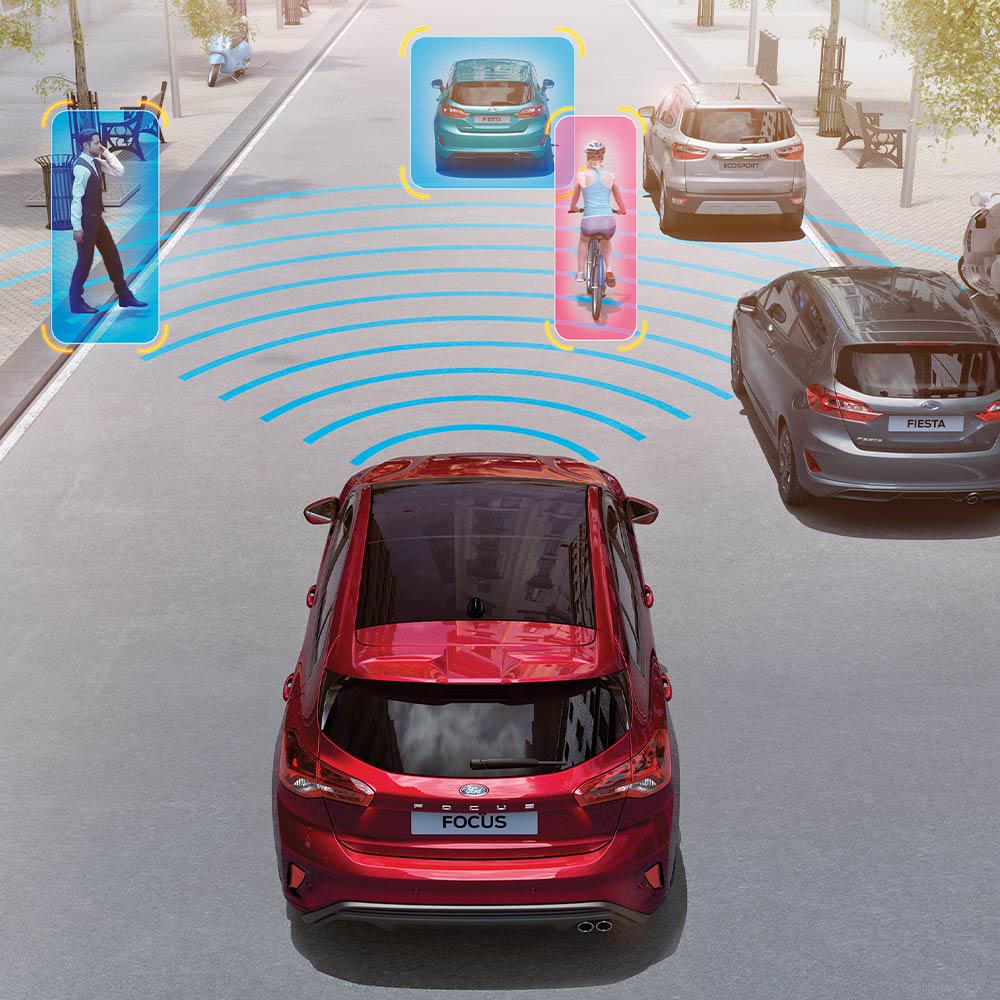 Représentation graphique d’une Ford Focus rouge avec ses systèmes de sécurité et d’assistance à la conduite, y compris l’assistant précollision.