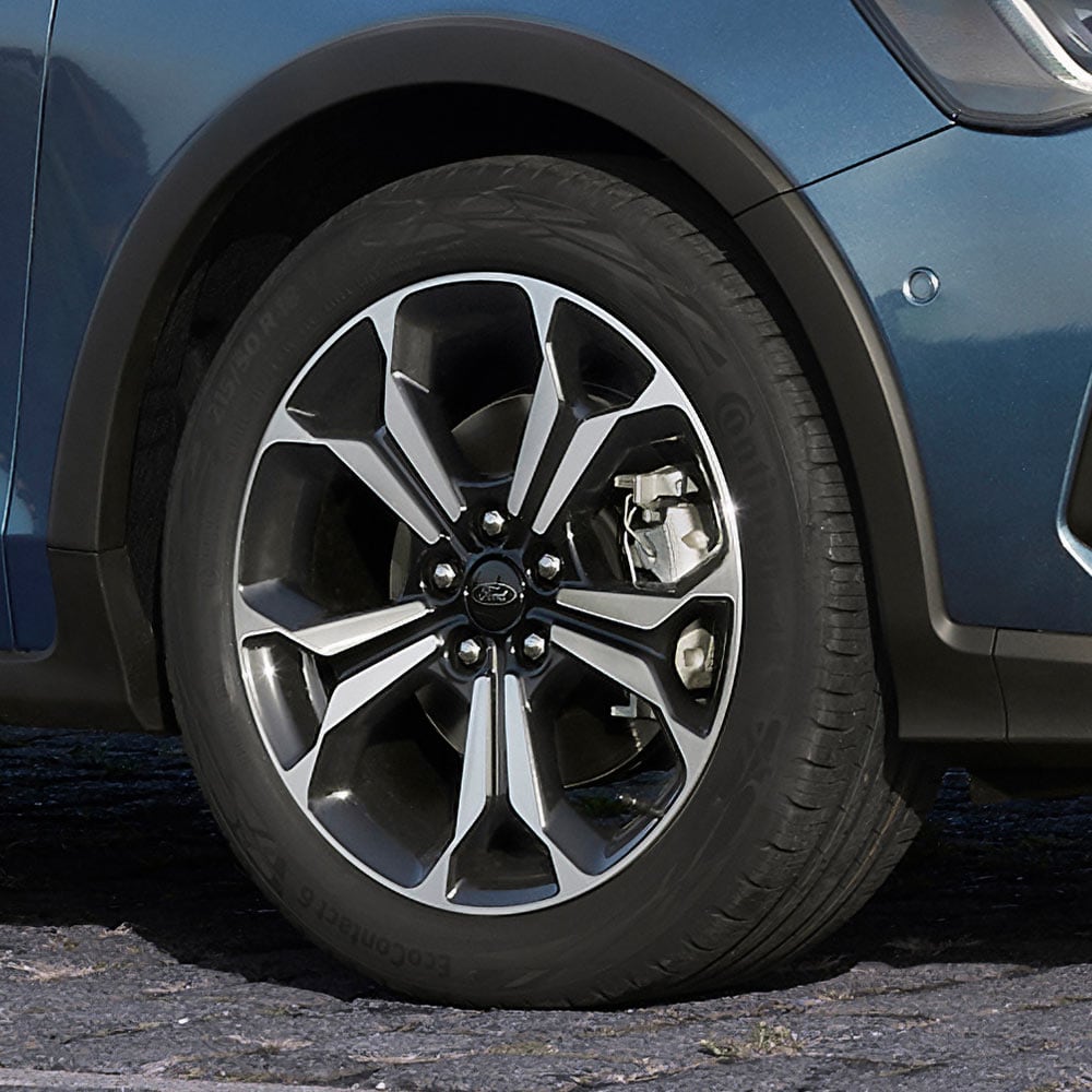 Gros plan sur les jantes en alliage de la Ford Focus Active avec peinture gris foncé et argentée.