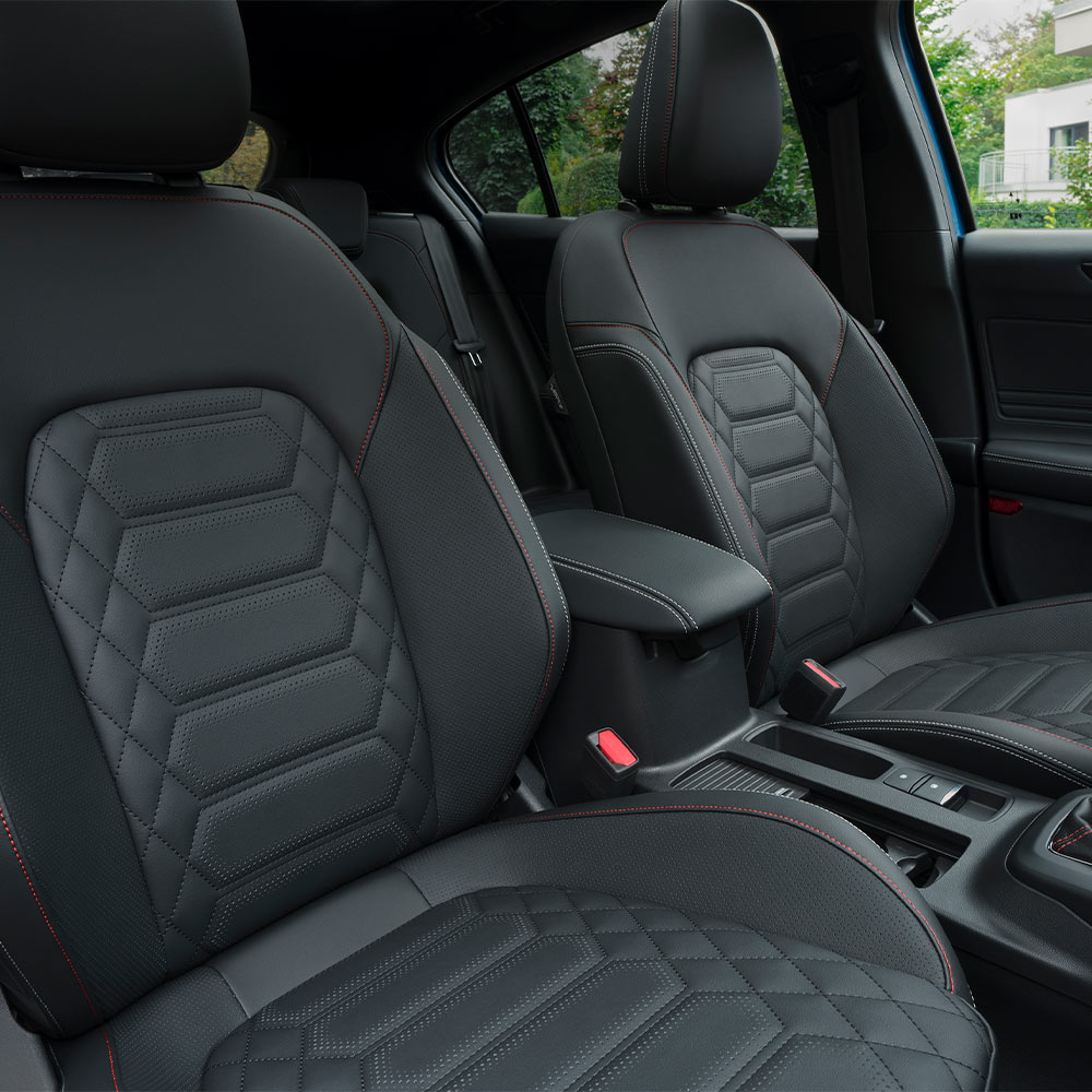 Vue intérieure de la Ford Focus avec sièges Sensico noirs et surpiqûres rouges.