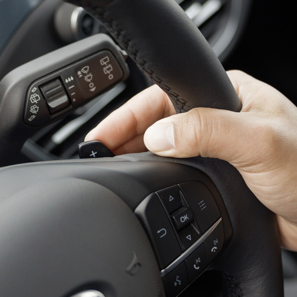 Gros plan sur une main qui actionne les palettes au volant de la Ford Focus.