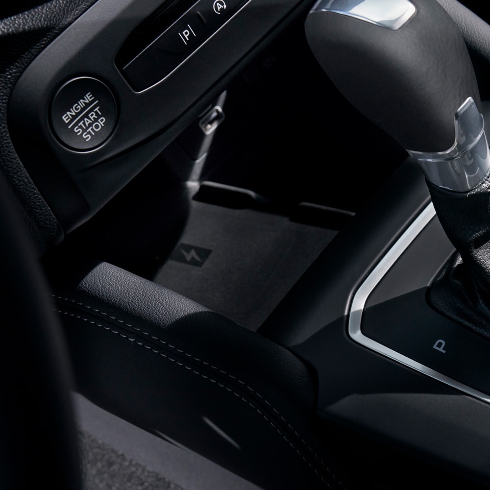 Gros plan sur l’intérieur de la Ford Focus avec fonction de recharge sans fil pour téléphone portable derrière le levier de vitesse.