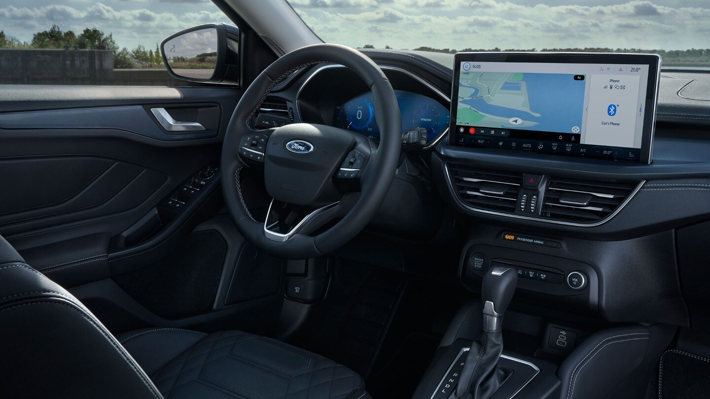 Ford Focus. Vue intérieure avec le volant, le pommeau de vitesse et l'écran Ford SYNC.