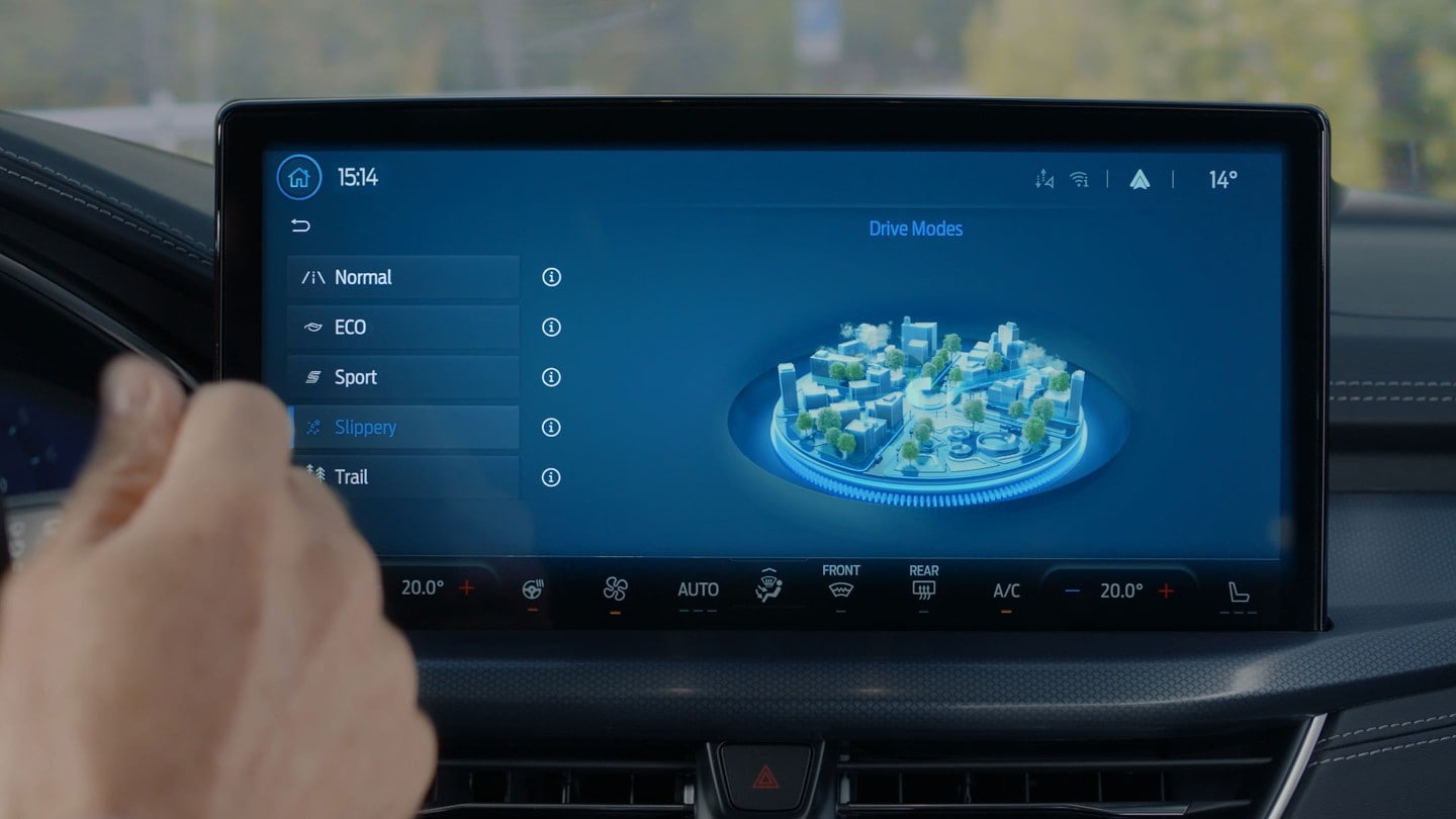 Ford Focus. Vue détaillée de l’intérieur sur Ford SYNC4 et les différents modes de conduite.