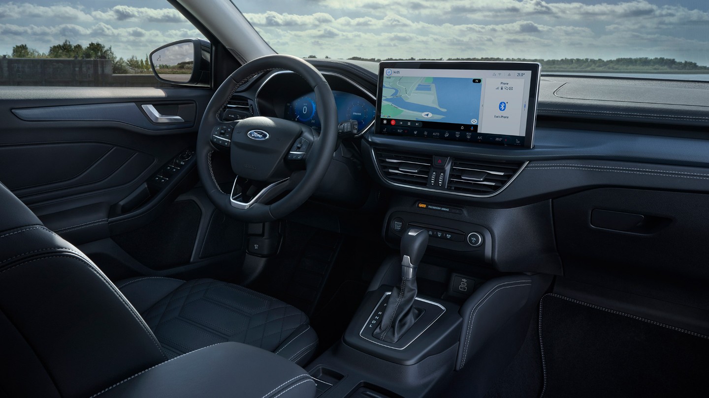 Ford Focus. Vue intérieure du cockpit avec volant, pommeau de levier de vitesses et Ford SYNC 4.