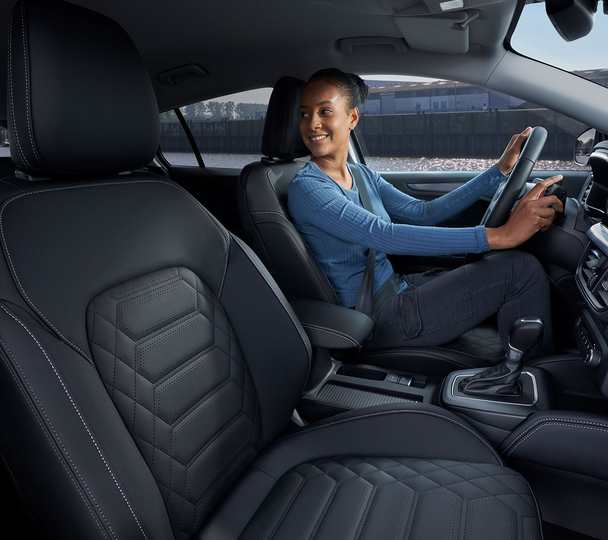 Ford Focus Active. Vue intérieure du cockpit. Une femme est assise sur le siège conducteur.