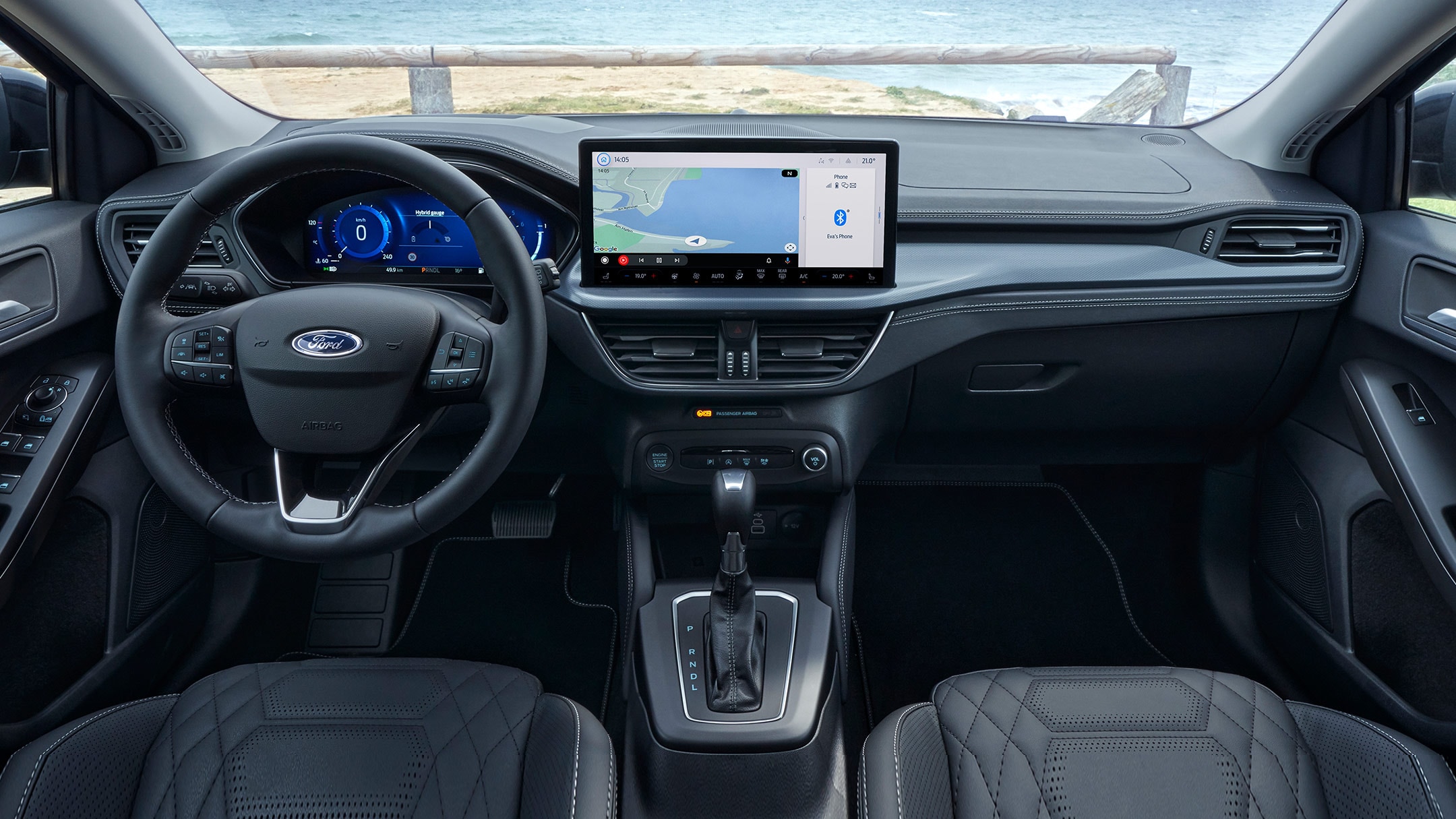 Ford Focus. Vue intérieure du cockpit avec volant, pommeau de levier de vitesses et Ford SYNC 4.