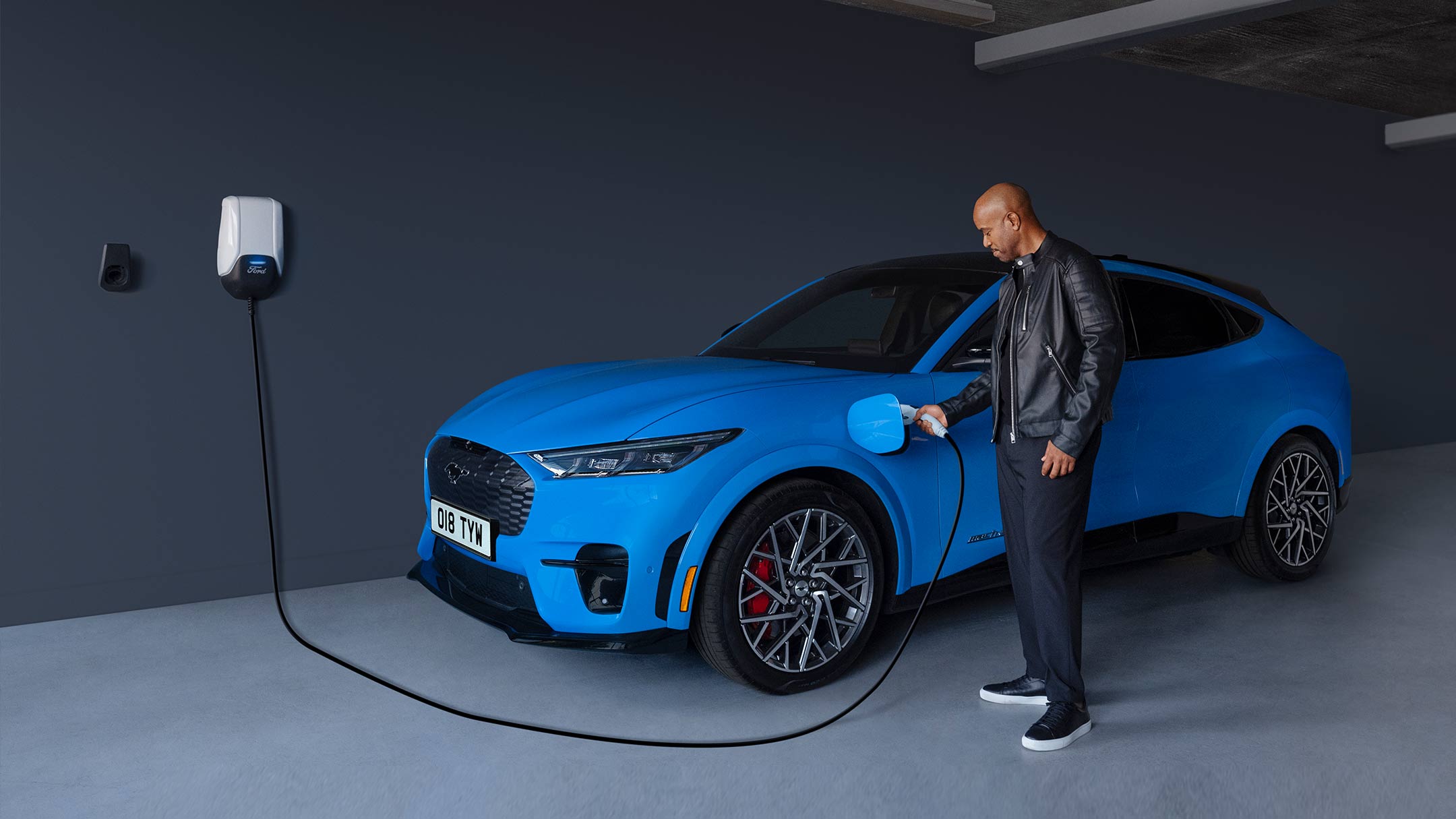 Homme connectant le chargeur à la nouvelle Ford Mach-E GT