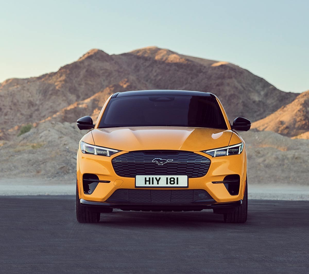 Nouvelle Ford mustang avec une vue sur les montagnes en arrière-plan