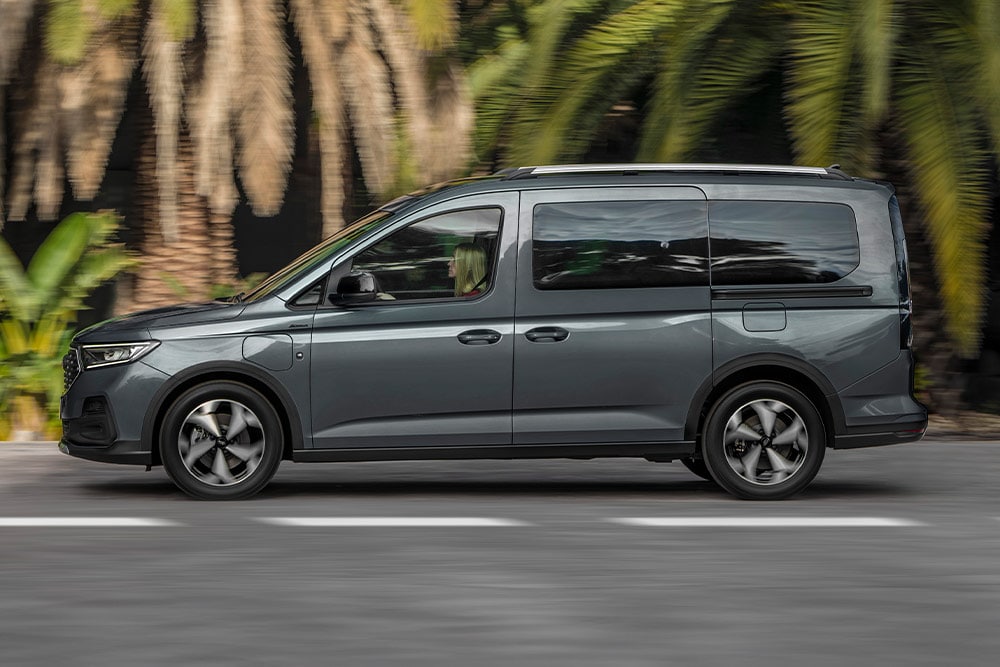 Vue latérale d'un Ford Transit Connect.
