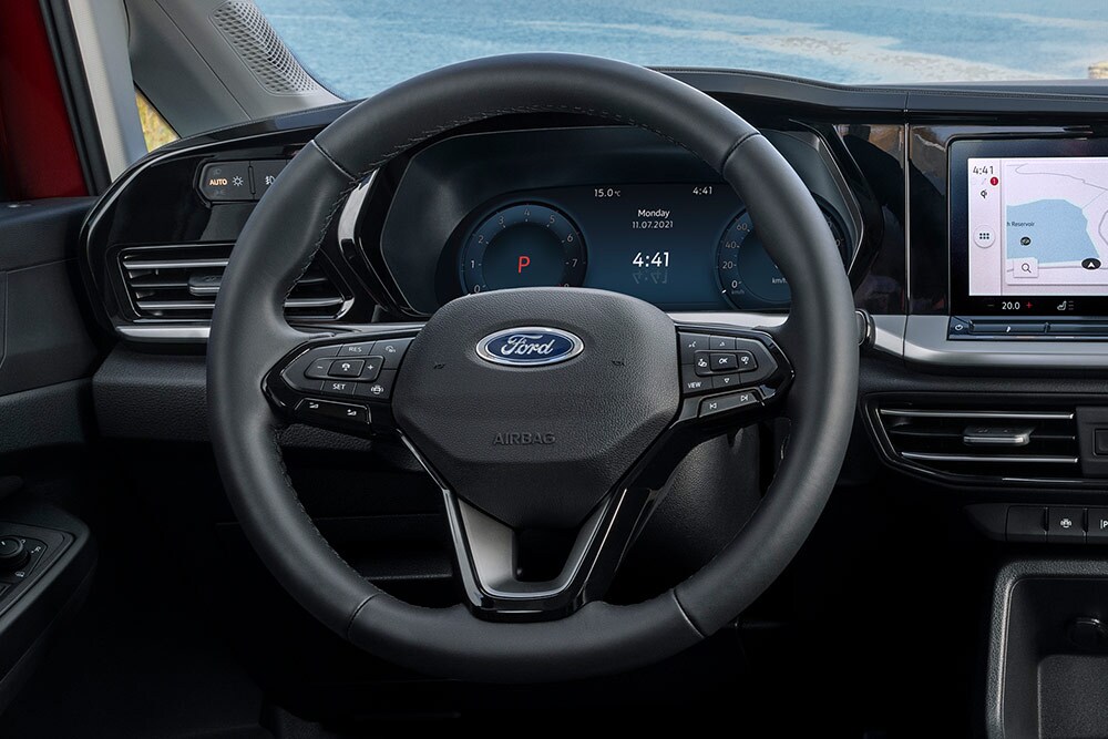 Ford Tourneo Connect, vue avec volant et combiné d’instruments numérique