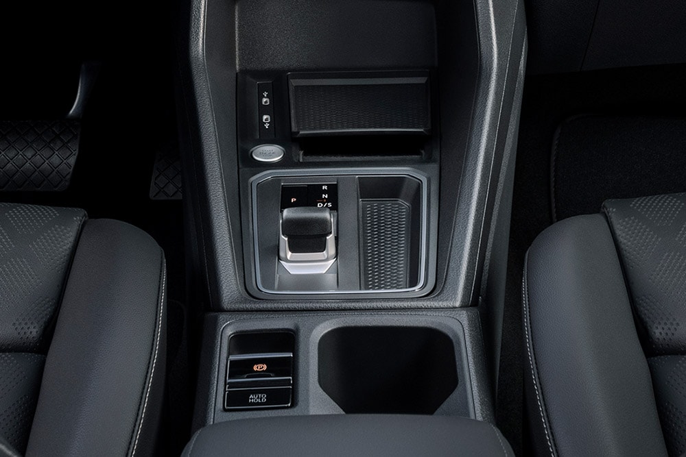 Ford Tourneo Connect, vue sur le poste de conduite avec console centrale en détail