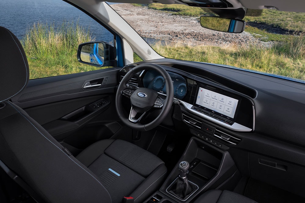 Ford Tourneo Connect, vue intérieure depuis la deuxième rangée de sièges sur le siège conducteur, le volant et le tableau de bord