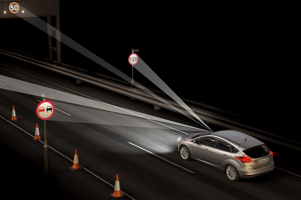 Un Ford Tourneo Connect montrant la reconnaissance des panneaux de signalisation en action.