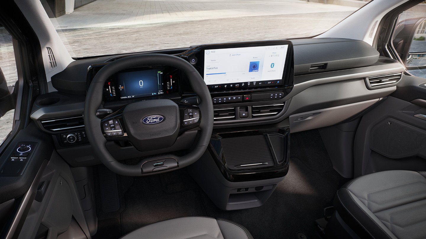 Ford Tourneo Custom, équipement intérieur sièges avant et tableau de bord du point de vue du conducteur