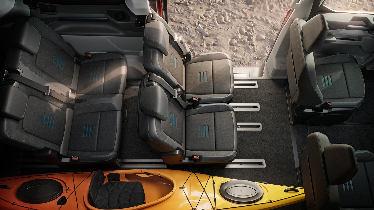 Ford Tourneo Custom, habitacle avec kayak à côté des sièges arrière
