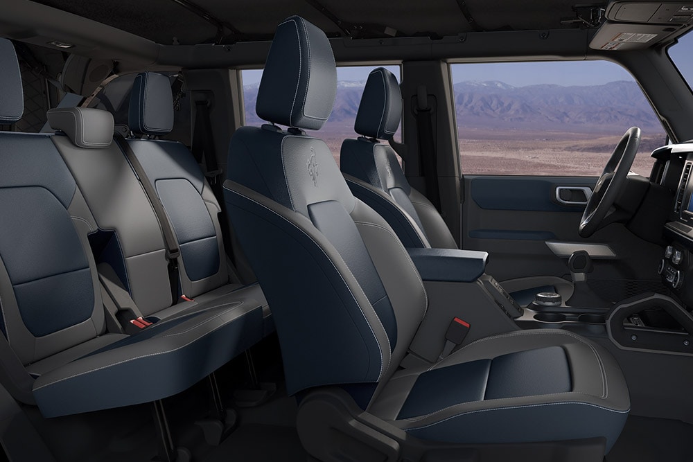 Vue de l'intérieur montrant les sièges garnis de cuir et chauffants électriquement du nouveau Ford Bronco.