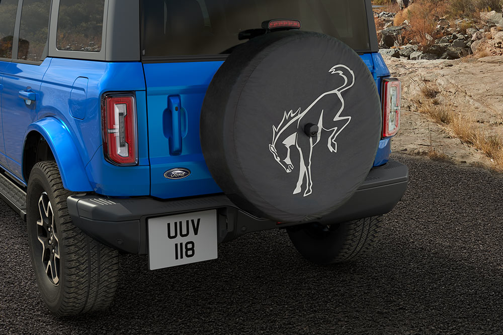 Vue de l'intérieur d'un Ford Bronco, incluant le volant en cuir et le pavé tactile intégré.