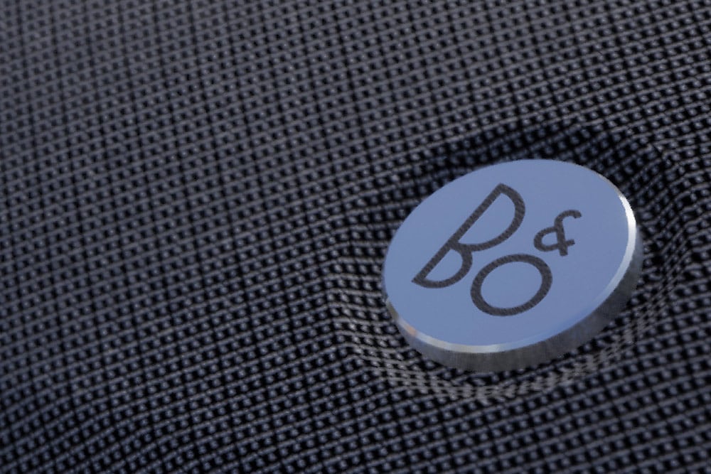 Gros plan d'un détail de la marque Bang & Olufsen à l'intérieur du Ford Bronco.