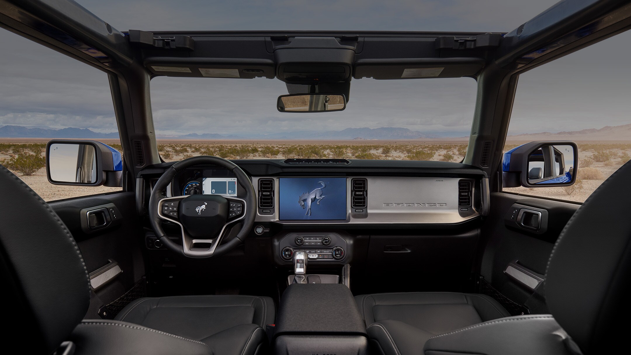 Ford Bronco. Vue intérieure du cockpit avec volant et Ford SYNC 4.