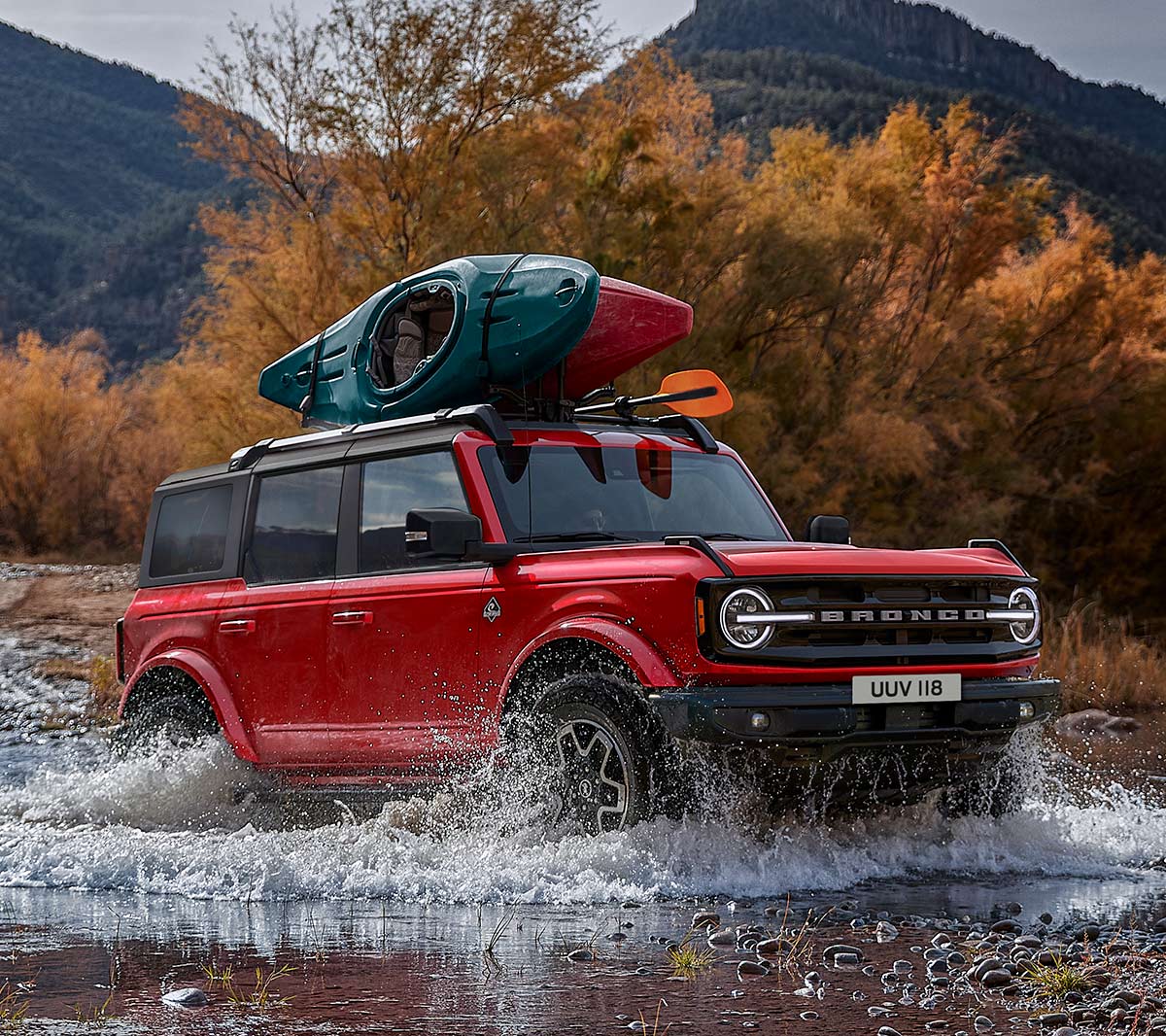 Ford Bronco couleur rouge. Vue de face aux trois quarts sur les phares avant.