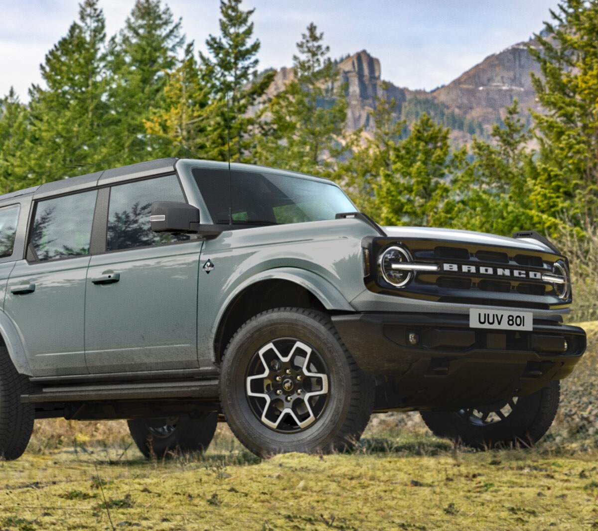 Ford Bronco couleur grise. Vue de face aux trois quarts, roulant dans la nature.