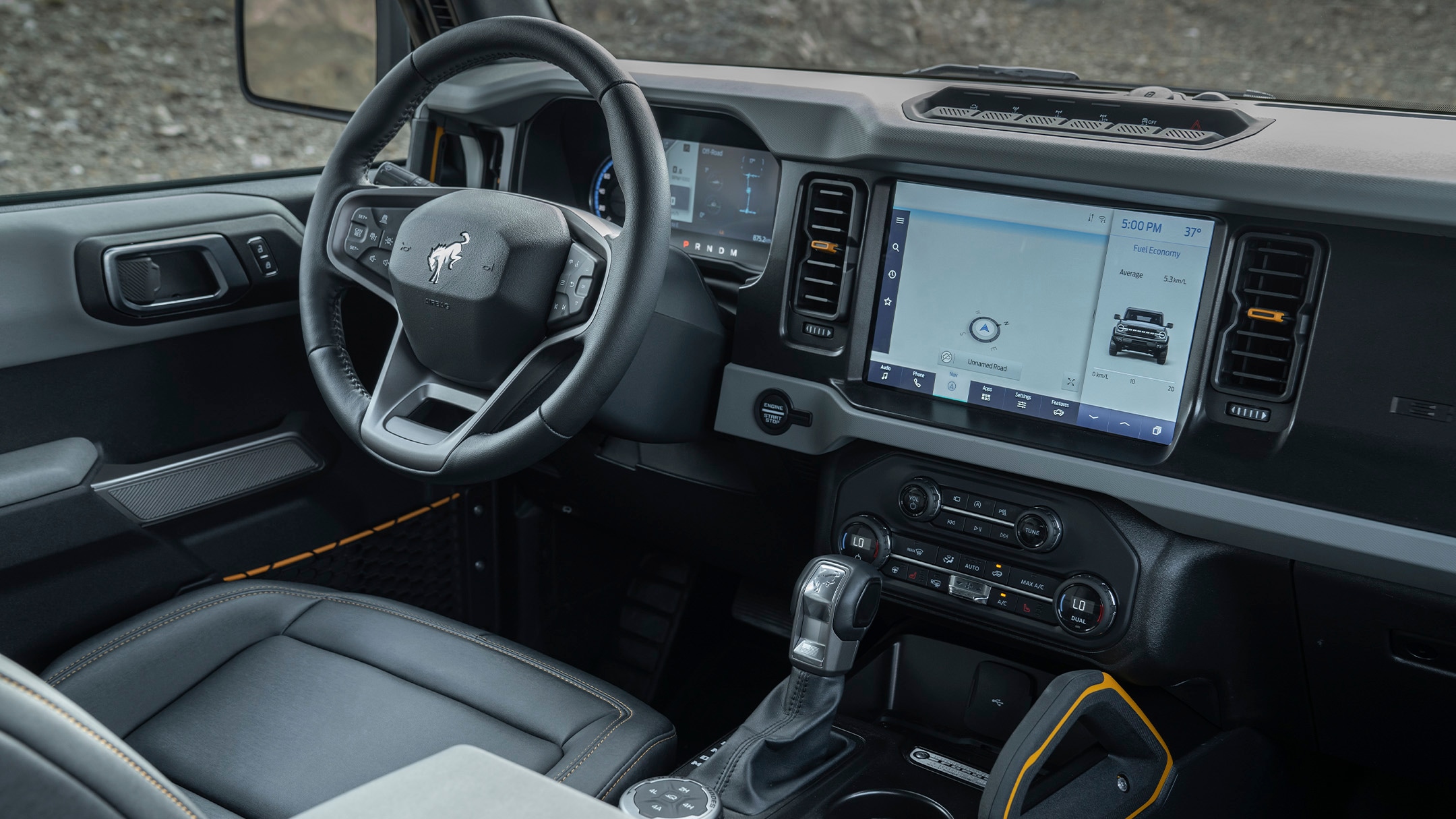 Vue de l'intérieur de la Ford Bronco. Vue détaillée du cockpit et de l'écran