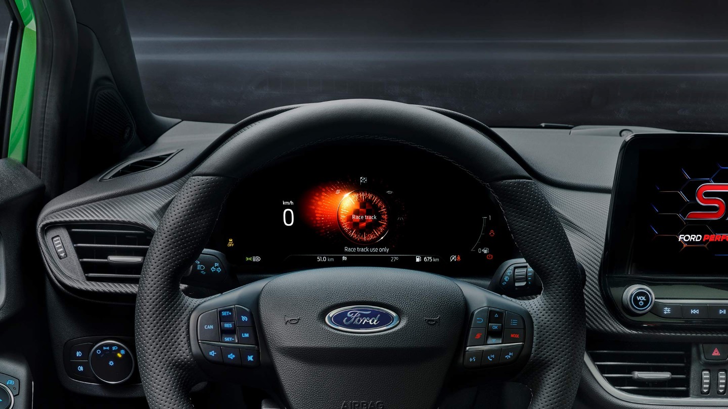 Ford Fiesta ST. Vue intérieure avec volant et tableau de bord numérique.