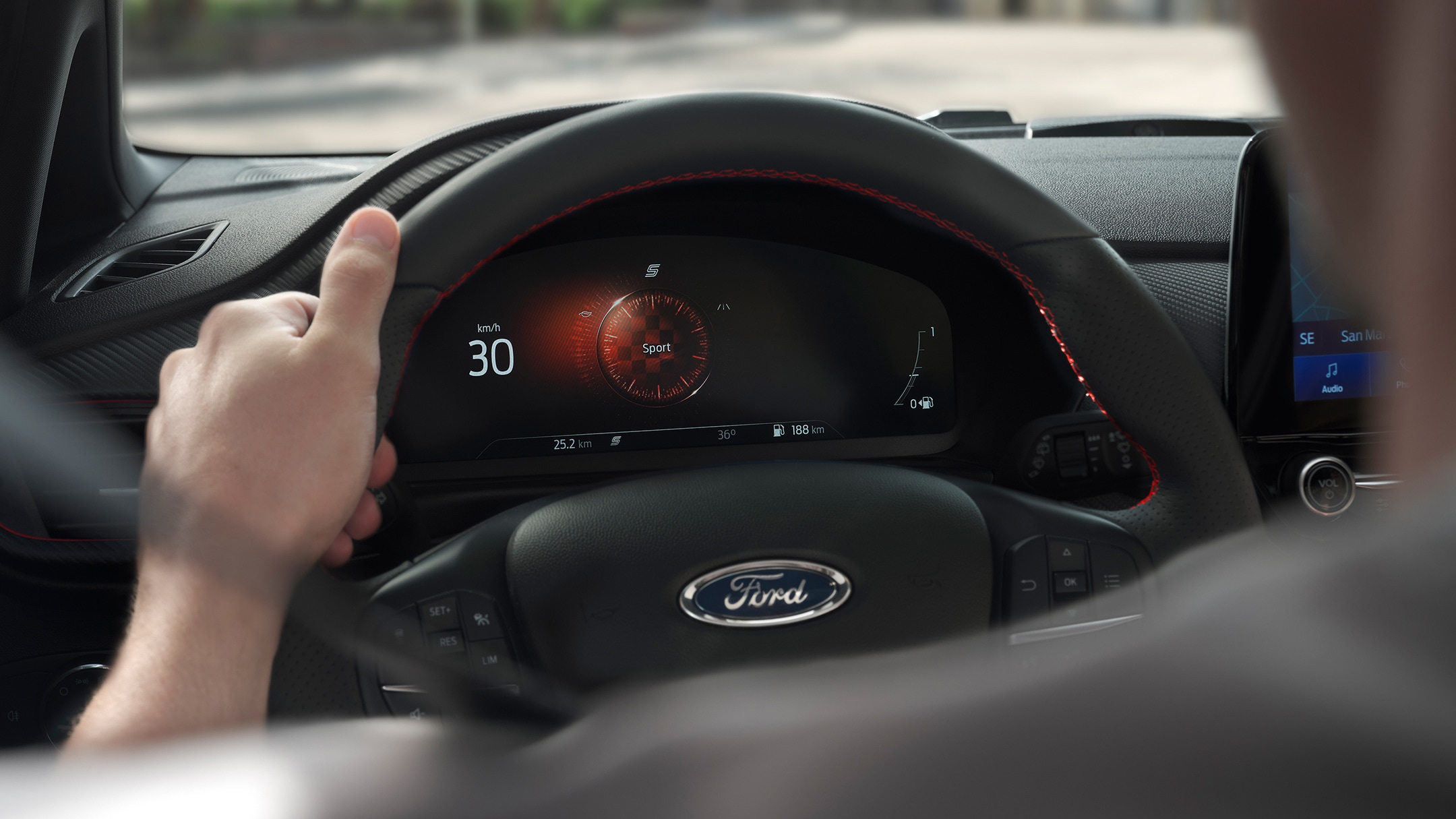 Ford Fiesta ST. Vue intérieure avec volant et tableau de bord numérique.