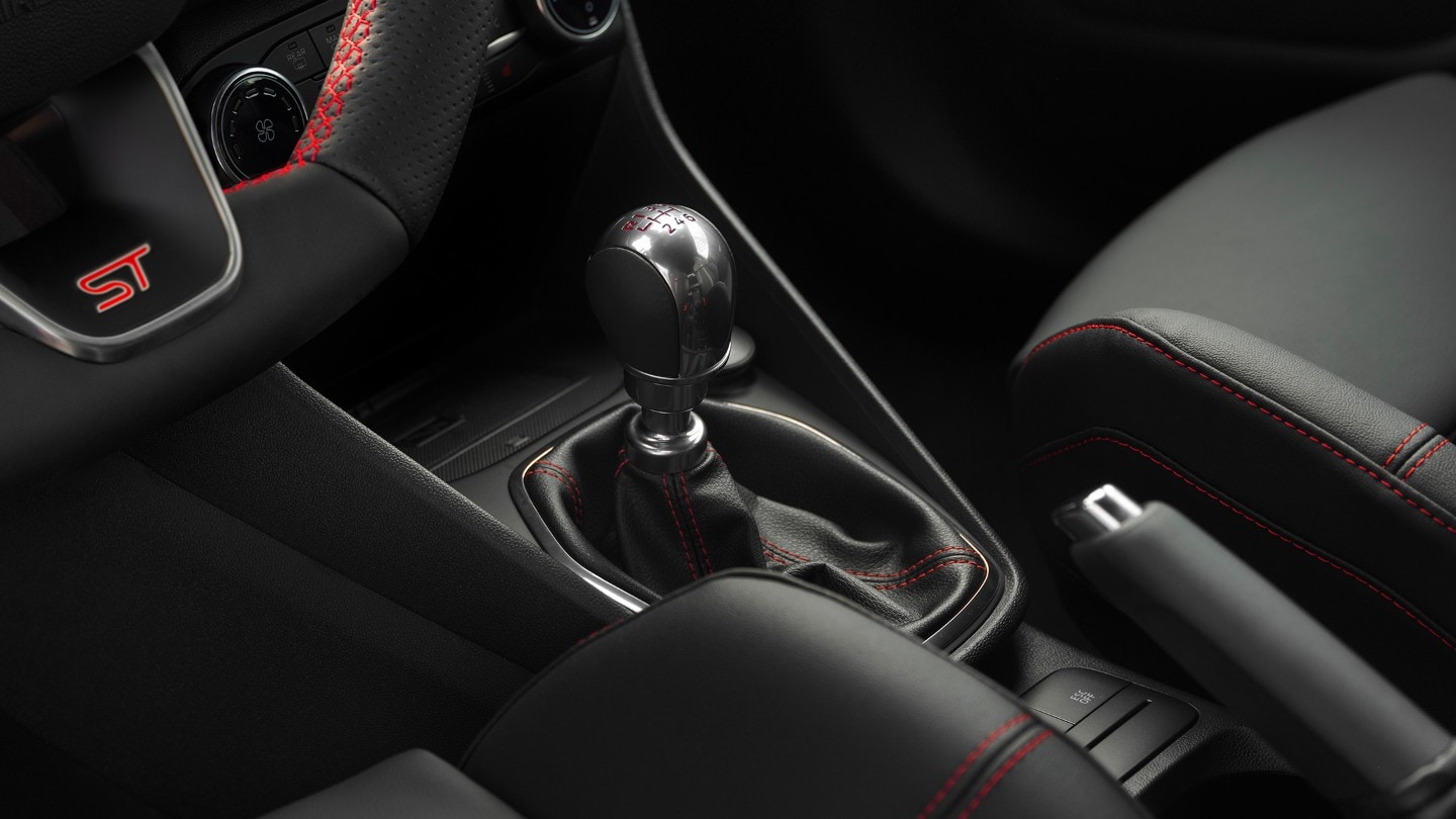 Ford Fiesta ST. Vue détaillée de l’intérieur avec pommeau de levier de vitesses et console centrale pour le chargement sans fil.