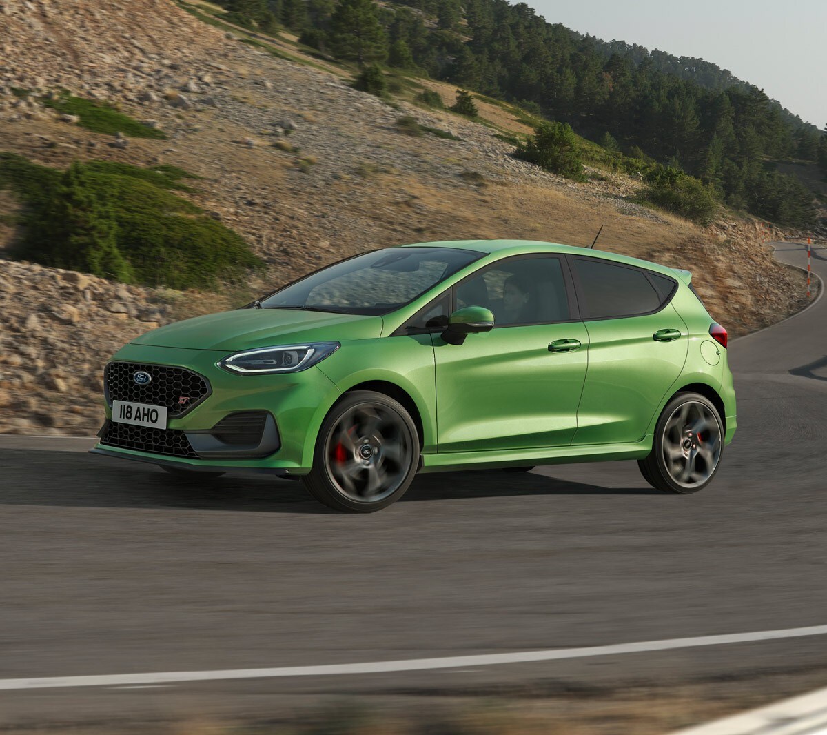 Ford Fiesta ST couleur verte. Vue de face aux trois quarts, en pleine nature.